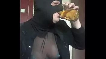 play Mark crossdresser bisessuale vuole che la sua bocca si riempia di piscio di un altro uomo, ma te lo dimostra di nuovo ingoiando il suo stesso piscio