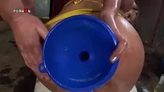 play Wet and Wild: Avventura anale di troia bionda con giocattoli sessuali e piscio