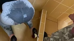 play Wetting Leggings Fetish: Milf Amateur Piping pe fundul băieților