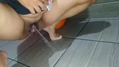 Redare Video erotic pentru acasă: chut de desi -uri al lui Rina Karki și sânii lăptoși în scena de baie