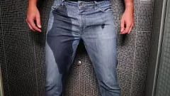 تشغيل رجل يلبس يتبول ويعود إلى جينزه - عمل تبول عام ساخن