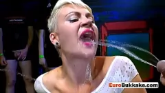 Играть Хардкорная европейская оргия с писанием боккаке