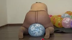 Redare BBW în chiloți se află pe baloane și pisici - video acasă amatori