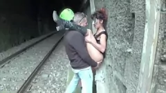 Jouer Orgasme public: la giclée chantale rousse obtient le visage à la gare