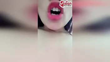 Redare Fata thailandeză amatoare se joacă cu păsărica ei asiatică și pipi