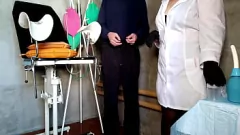 Oynat Çoraplarda tombul olgun hemşire yoğun handjob ve camda işemek verir