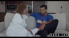 Riproduci La MILF tettona Sara Jay cavalca il grosso cazzo di Alex in una sessione di sesso selvaggio