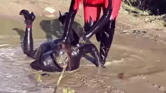 Jouer La maîtresse MILF dominante Arya Grander en latex humilie et domine avec du pipi, du JOI et du fétichisme du nombril humide et désordonné