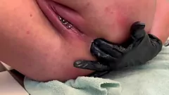 Играть Милфу с пирсингованным клитором и розовой киской трахают пальцами и писают крупным планом