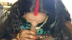 播放 Desi Sasur Bahu 第一次在卧室做爱，清晰的脏话和异国情调的美女