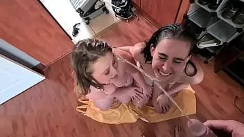 Reproduzir Perguntando à minha meia-irmã se o namorado dela pode nos dar tratamentos faciais de urina