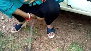 Reproduzir O melhor sexo ao ar livre para mijar e foder em público arriscado