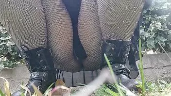 再生 あなたのm。公共の庭で小便をしたいので、彼女は腰をかがめて、網タイツの下であなたに彼女の猫を見せます